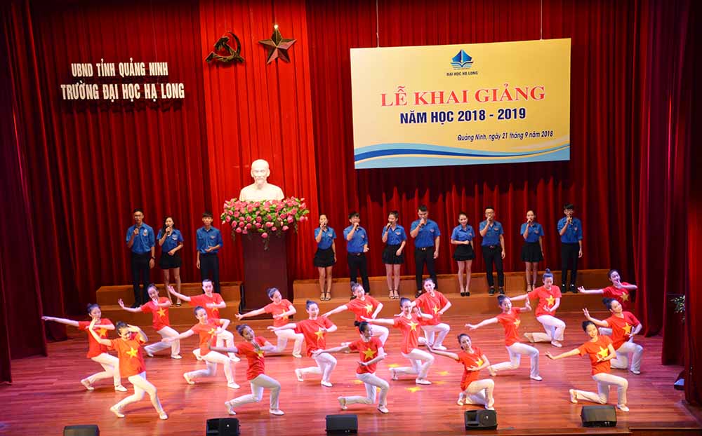 Văn nghệ chào mừng khai giảng.