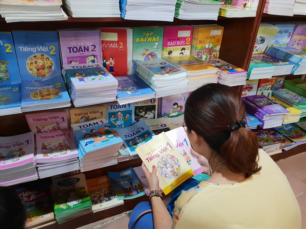 Lãnh đạo Bộ GDĐT nhấn mạnh quan điểm sử dụng SGK tránh lãng phí cho gia đình học sinh, xã hội. Ảnh: Huyên Nguyễn
