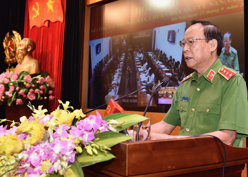 Đại diện Bộ Công an báo cáo công tác phòng cháy, chữa cháy, cứu nạn, cứu hộ. Ảnh: Nhật Bắc