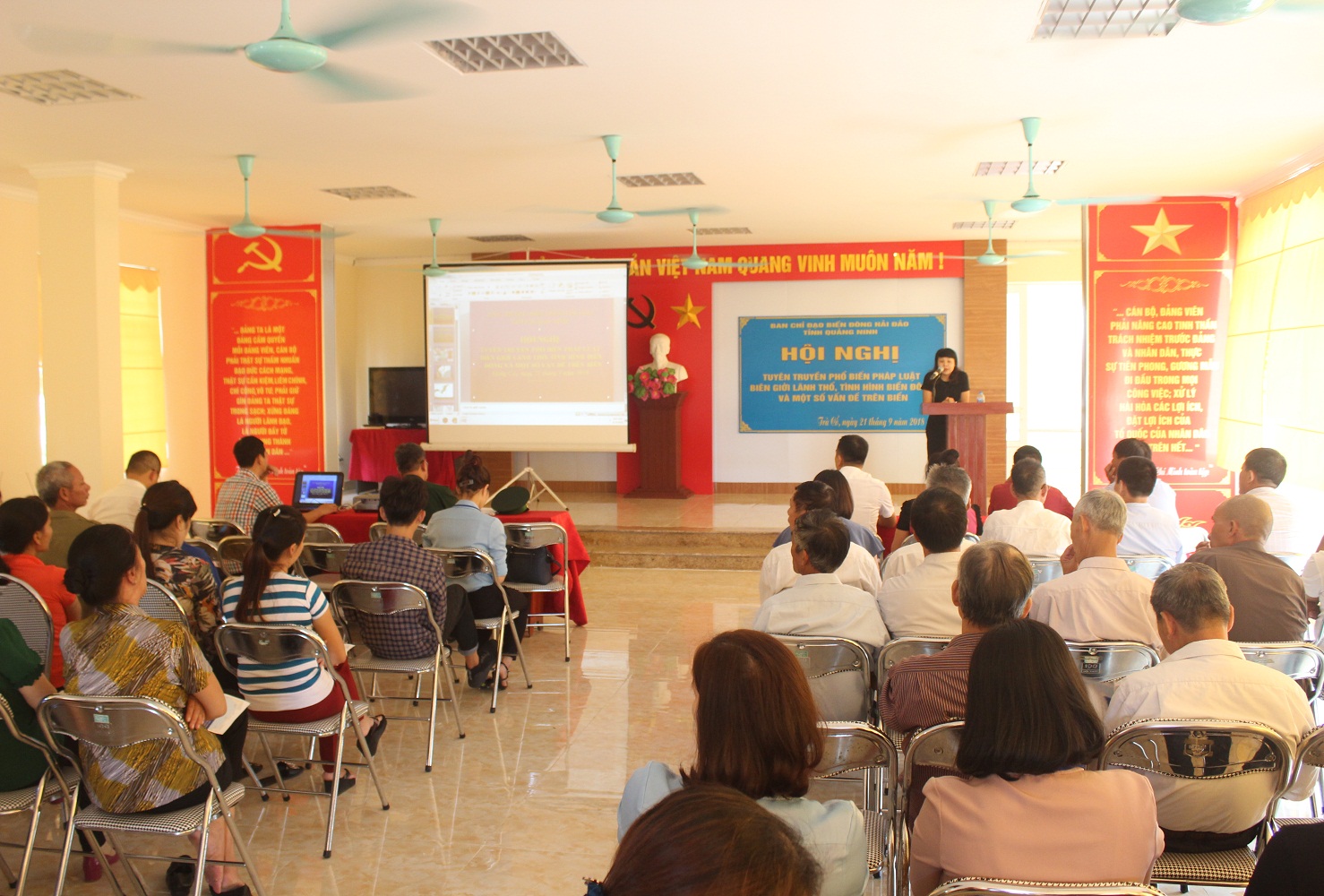 Quang cảnh hội nghị.