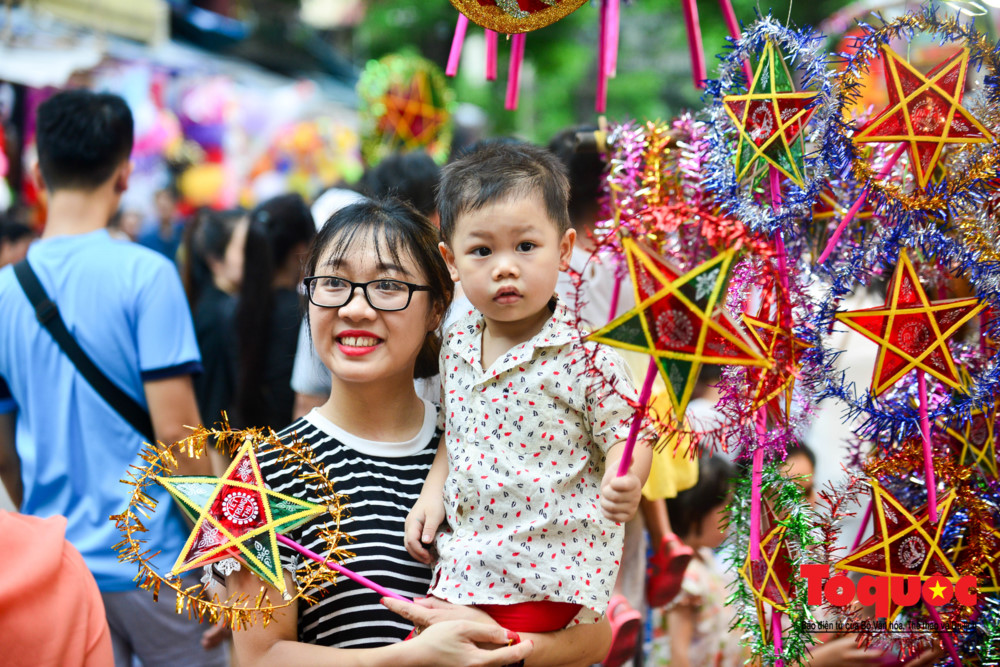 Một tín hiệu đáng mừng khi dần dần đồ chơi truyền thống đã tìm lại được chỗ đứng giữa bạt ngàn đồ chơi ngoại nhập, trong đó không ít đồ chơi có chất độc hại, thiếu tính giáo dục.