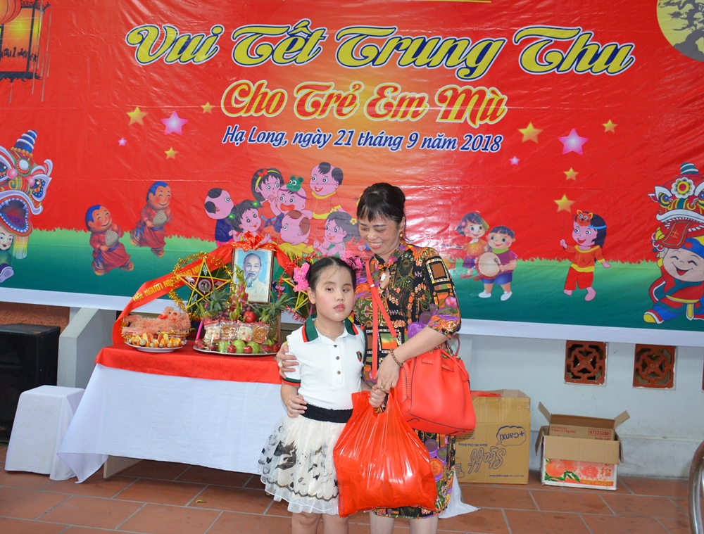 Một nhà hảo tâm trên địa bàn TP Hạ Long đã phần quà cho trẻ em mù