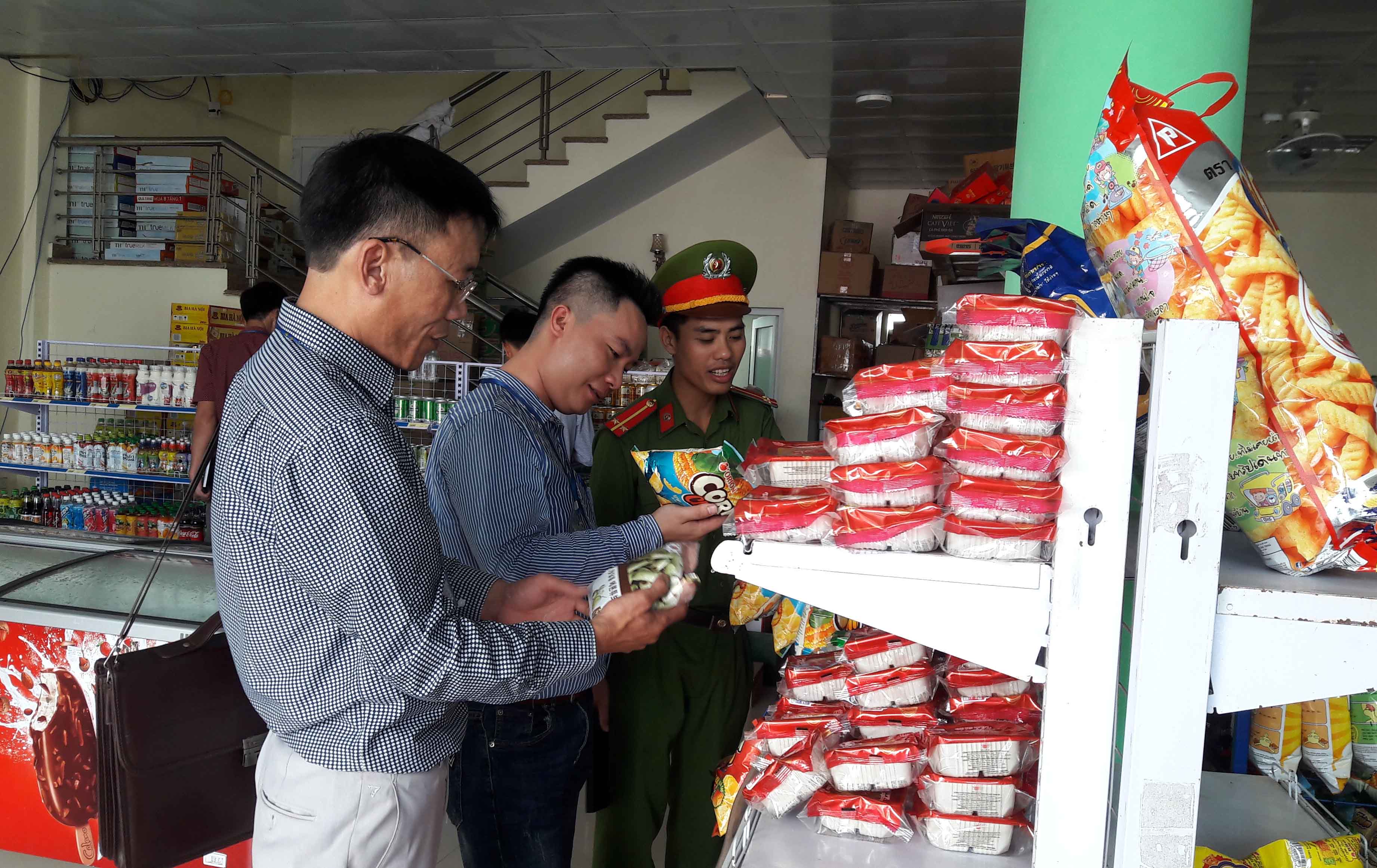 Đoàn kiểm tra liên ngành VSATTP huyện Cô Tô kiểm tra tại Siêu thị Cô Tô Family.