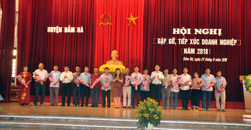 Huyện Đầm Hà tặng hoa chúc mừng các doanh nghiệp, hộ kinh doanh sản xuất kinh doanh hiệu quả và có những đóng góp tích cực trong phát triển kinh tế-xã hội của địa phương.