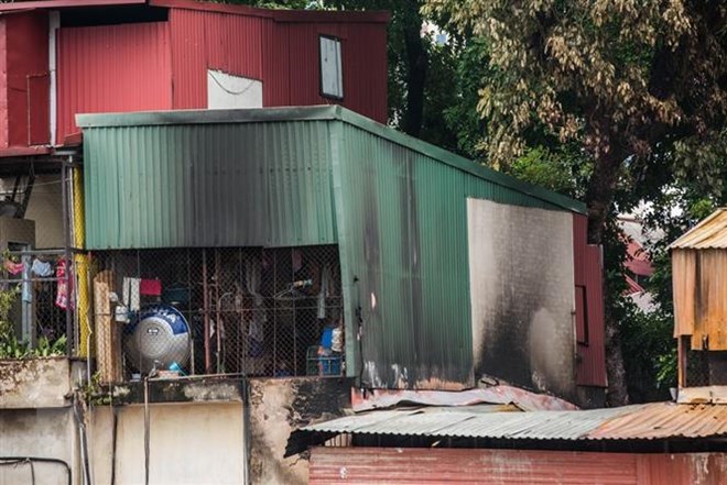 Những ngôi nhà bị cháy xém nham nhở trở nên hoang tàn sau vụ cháy chiều tối 17/9. (Ảnh: Trọng Đạt/TTXVN)