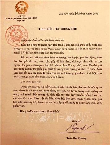 Ngày 20/9, Chủ tịch nước Trần Đại Quang còn có thư gửi chúc Tết Trung thu tới các cháu thiếu niên, nhi đồng cả nước. Vậy mà 10 giờ 5 phút sáng nay 21/9, ông đã trút hơi thở cuối cùng tại Bệnh viện Trung ương Quân đội 108. Lá thư ấy dường như trở thành “di chúc” sau cùng cho thế hệ mầm non tương lai mà Chủ tịch nước để lại trước lúc ra đi. Ảnh: TTXVN
