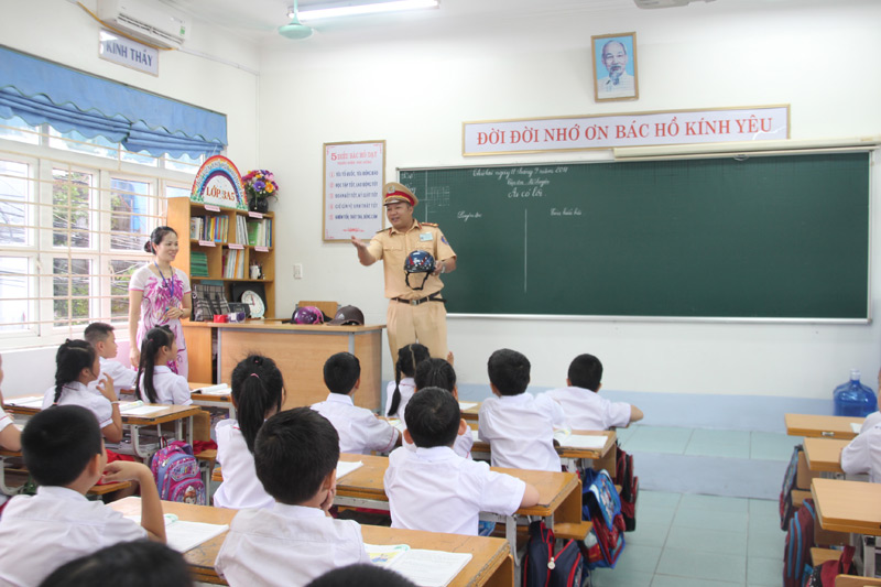 Công an TP Hạ Long hướng dẫn các em học sinh trường Tiểu học Quang Trung cách đội MBH đúng cách 
