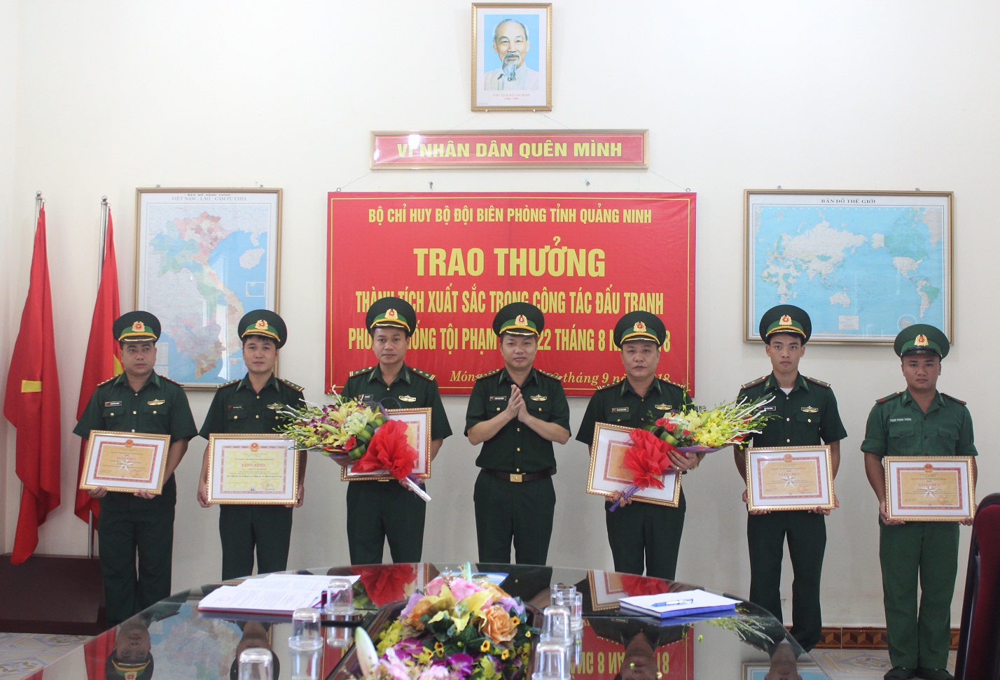 Đại tá Trần Văn Bừng, Chính ủy BĐBP tỉnh, trao bằng khen cho CBCS Đồn Biên phòng Bắc Sơn.