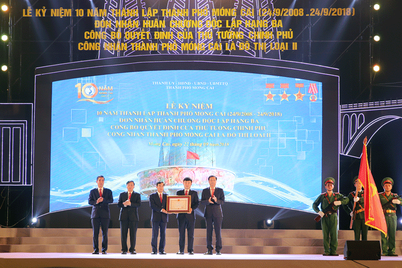Thừa quyền Chủ tịch nước, đồng chí Nguyễn Văn Đọc, Bí thư Tỉnh ủy, Chủ tịch UBND tỉnh trao Huân chương Độc lập hạng Ba cho đảng bộ, chính quyền và nhân dân thành phố Móng Cái.