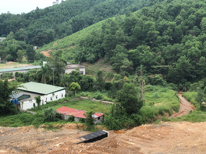 Một trong 2 tuyến cống hộp thu gom nước mặt, nước thải từ đồi cao phía bên trái tuyến đường cao tốc được xả thẳng xuống khu vực dân cư thuộc tổ 9, khu 8, phường Mông Dương (TP Cẩm Phả 