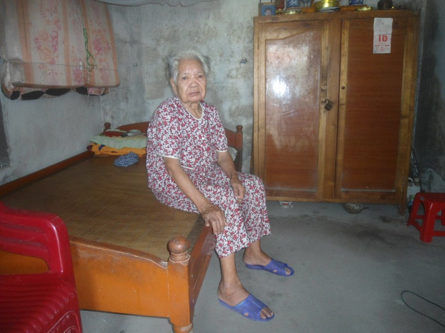 Bà Lê Thị Mực trong căn nhà cấp 4 sập sệ, cũ nát