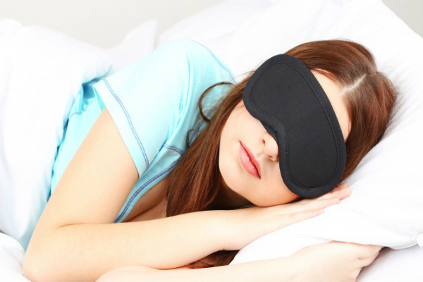 Miếng bịt mắt giúp bạn tránh tiếp xúc với ánh sáng chói gây cản trở giấc ngủ. Ảnh: TL