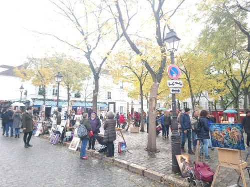 Luôn nằm trong top những điểm đến thu hút lượng du khách đông nhất, Paris đưa du khách đi từ bất ngờ này sang bất ngờ khác. Mùa thu ở Paris không quá đông, cảnh sắc thích hợp với những ai thích sự tĩnh lặng, lãng mạn.