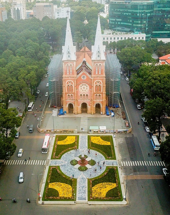 Vào ngày 17/9, khuôn viên trước nhà thờ Đức Bà hơn 100 năm tuổi đã hoàn thiện chỉnh trang thành vườn hoa. Quận 1 quyết định cải tạo lại khoảng không gian này do các công viên tại trung tâm Sài Gòn đang khá sơ sài, du khách phản ánh cây xanh đơn điệu, nhàm chán.