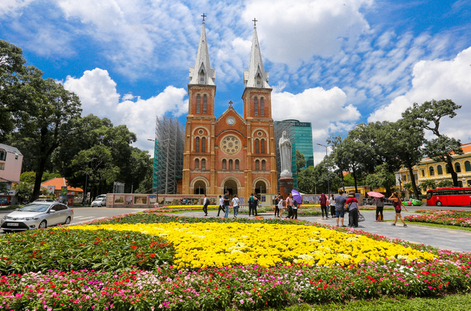 Lối đi lại quanh vườn hoa được lát lại đá, đặt nhiều thùng rác xung quanh. Kinh phí cải tạo là hơn 630 triệu đồng từ ngân sách của quận.