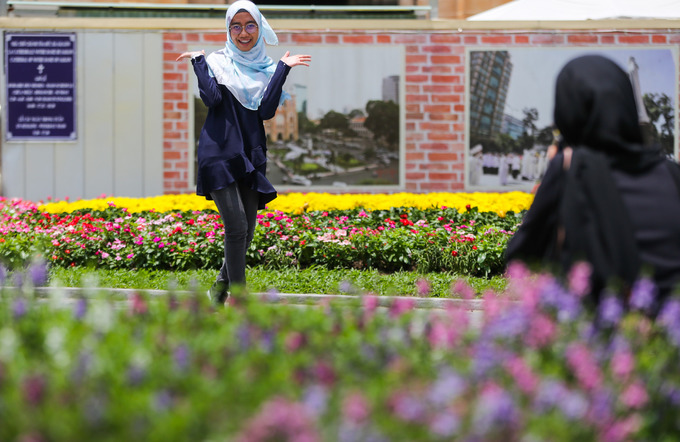 Hai cô gái đến từ Malaysia thích thú tạo dáng chụp ảnh bên những luống hoa nhiều loại.