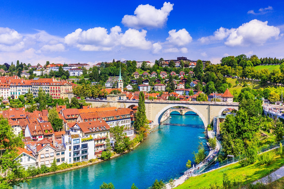 Thủ đô Bern: Bern khá nhỏ nếu so sánh với các thủ đô khác tại châu Âu, nhưng nét cổ kính và yên bình khó trộn lẫn đã đưa thành phố này vào danh sách những nơi nhất định phải ghé thăm khi đến Thụy Sĩ.