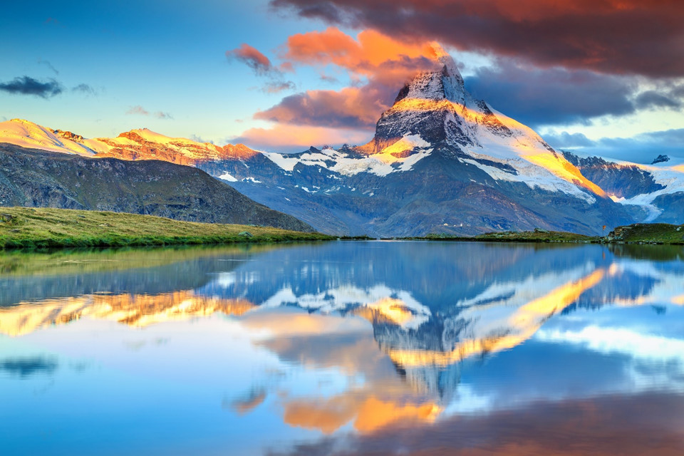 Núi Matterhorn: Sừng sững trên độ cao 4.478 m, Matterhorn giống như một kim tự tháp với bốn mặt hình tam giác gặp tại đỉnh, với các cạnh dường như được cắt chính xác bằng một con dao khổng lồ. Matterhorn không chỉ là một biểu tượng của Thụy Sĩ mà còn là của cả dãy núi Alps. Từ cuối thế kỷ 19, khi đường sắt được xây dựng, nó đã thu hút rất nhiều khách du lịch và đặc biệt là những nhà thể thao leo núi.