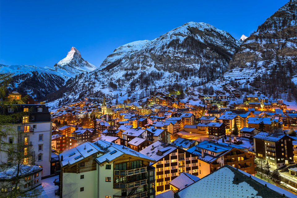 Làng Zermatt: Nằm dưới chân núi Matterhorn huyền thoại, Zermatt là một trong những resort trượt tuyết mà bất kỳ ai cũng ao ước đến thăm. Đặt bước đến đây, bạn sẽ bị thu hút bởi những con đường xinh xắn với vô vàn biệt thự bằng gỗ và không khí trong lành.