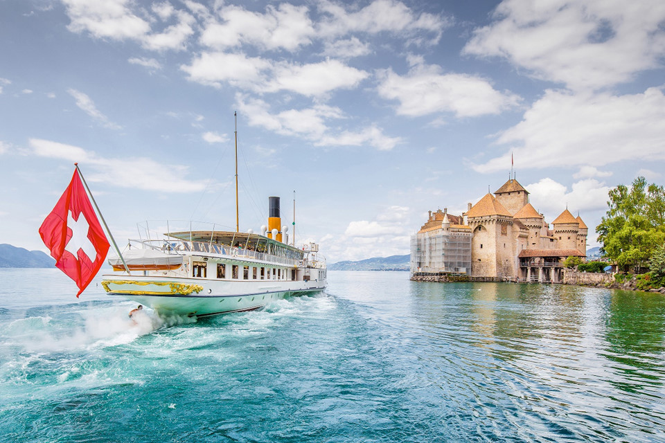 Lâu đài Chillon: Trong giấc mơ cổ tích, lâu đài thường gắn liền với chuyện tình yêu lãng mạn của hoàng tử và công chúa. Chillon - lâu đài đẹp nhất Thụy Sĩ cũng là một nơi như vậy. Nằm bên hồ Léman thuộc thành phố Montreux, Chillon đến nay đã hơn 850 tuổi. Mỗi năm, Chillon thu hút đến hơn 350.000 du khách tham quan.