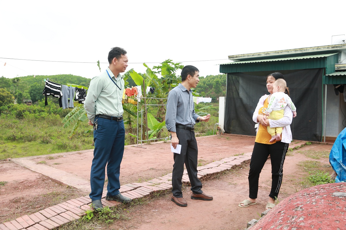 Cán bộ Trung tâm Phát triển quỹ đất và cán bộ xã Tiên Lãng tuyên truyền, vận động các hộ dân thôn Thủy Cơ vể chủ trương xây dựng đường cao tốc.
