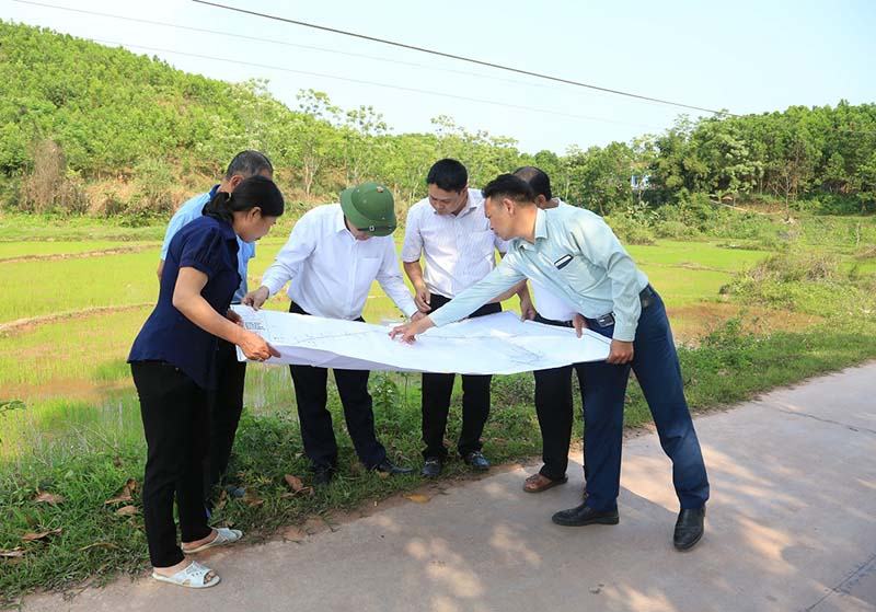 Trung tâm Phát triển quỹ đất của huyện bám sát địa bàn cùng với chính quyền các xã đo đạc lạ