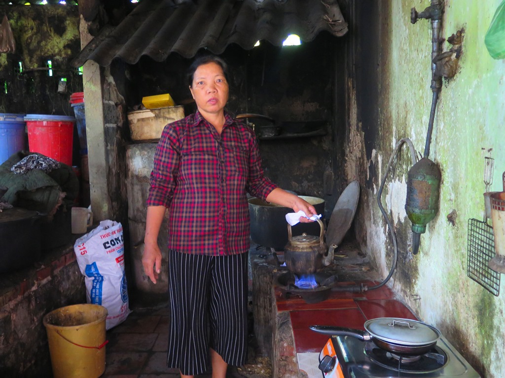 Một số người dân thay vì dùng bếp than như trước đây đã chuyển sang dùng bếp gas trong sinh hoạt hàng ngày