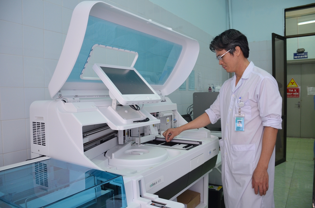 Máy xét nghiệm miễn dịch tự động Roche Cobas E-411 tới đây sẽ được Trung tâm Y tế Hải Hà đưa vào sử dụng, giúp phát hiện sớm những người bệnh nghi mắc ung thư.