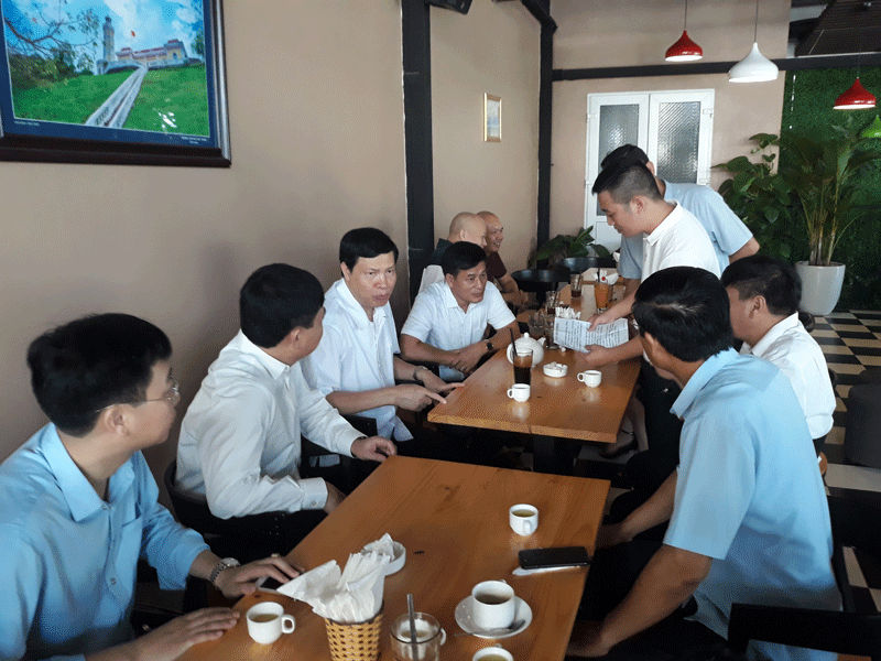 Đồng chí Nguyễn Đức Long, Phó Bí thư Tỉnh ủy, Chủ tịch UBND tỉnh lắng nghe ý kiến của các doanh nghiệp tại Chương trình Cà phê Doanh nhân Móng Cái.