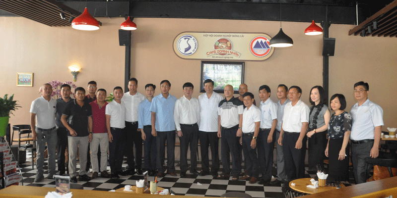 Đồng chí Nguyễn Đức Long, Phó Bí thư Tỉnh ủy, Chủ tịch UBND tỉnh chụp ảnh lưu niệm cùng với lãnh đạo thành phố Móng Cái và các 
