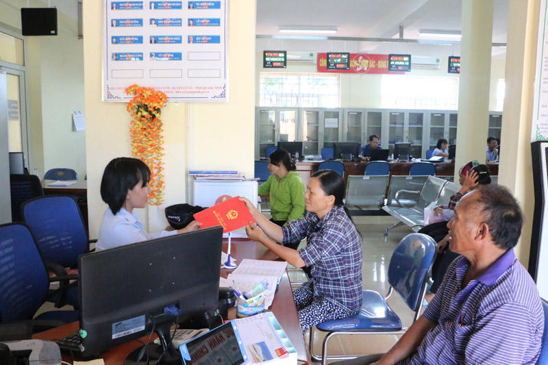 Các thủ tục hành chính tại Trung tâm Hành chính công huyện Cô Tô được giải quyết nhanh gọn, chính xác, tạo thuận lợi cho người dân.