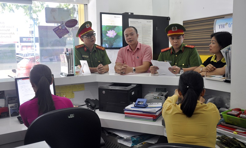 Công an phường tuyên truyền hướng dẫn các Ngân hàng trên địa bàn thực hiện các giải pháp phòng chống tội phạm.