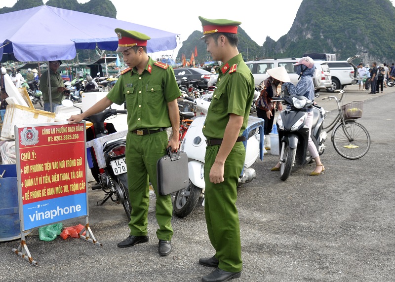 Đặt các biển cảnh báo về phòng chống trộm cắp tại các khu công cộng, để người dân nâng cao cảnh giác.