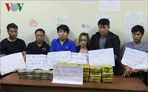 6 đối tượng cùng tang vật gồm 20 bánh heroin và 15 kg ma túy đá.