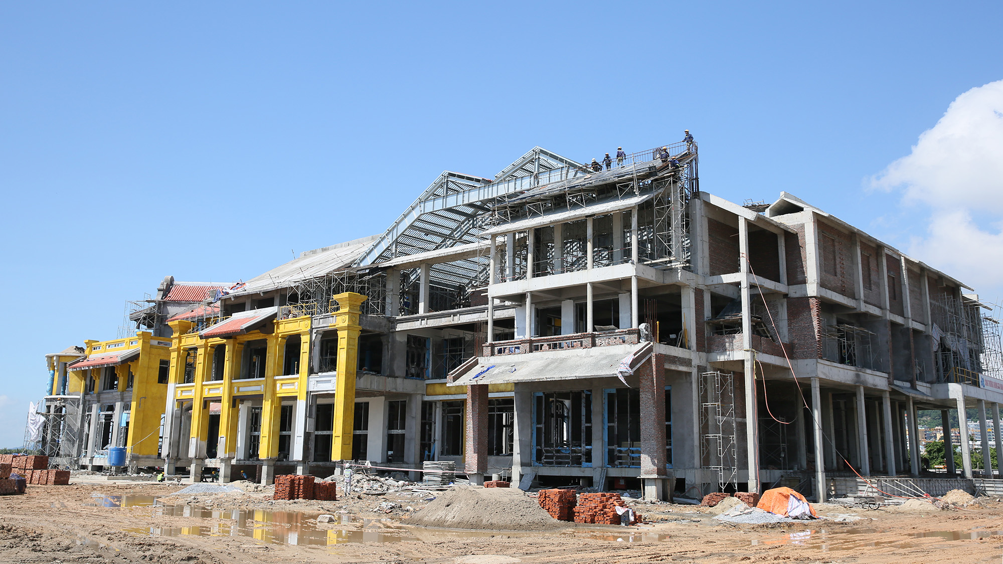 Nhà ga hành khách được thiết kế 3 tầng, tổng diện tích sử dụng 13.500m2 đã thi công xong phần kết cấu khung chính, đang hoàn thiện nội thất.