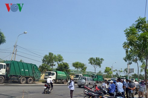 Xe trung chuyển rác chờ trên đường vào bãi rác Khánh Sơn vì người dân chặn đường