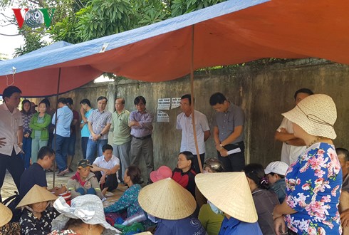 Dân tụ tập phản đối vì bãi rác Khánh Sơn ô nhiễm.