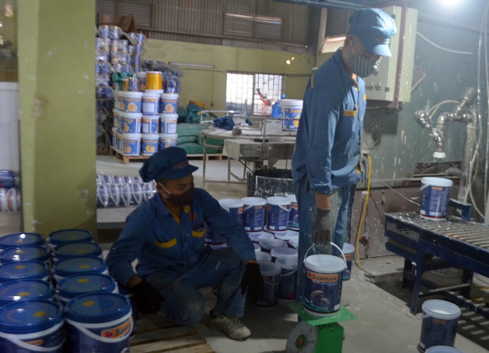 Công nhân đang thực hiện cân định lượng sơn Công ty CP Tiên Đồng (KCN Cái Lân, TP Hạ Long)