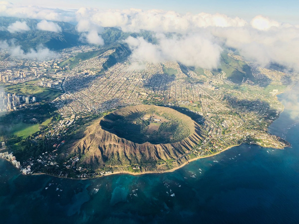 Diamond Head, Mỹ: Nằm trên đảo Oahu, Hawaii, Mỹ, núi lửa Diamond Head có hình chiếc đĩa và cao 232 m. Diamond Head hình thành cách đây hơn 300.000 năm. Ngày nay, con đường mòn chạy qua khu vực này được những người đi bộ đường dài yêu thích bởi tầm nhìn tuyệt đẹp ra khung cảnh ven biển. Ảnh: Chase O.