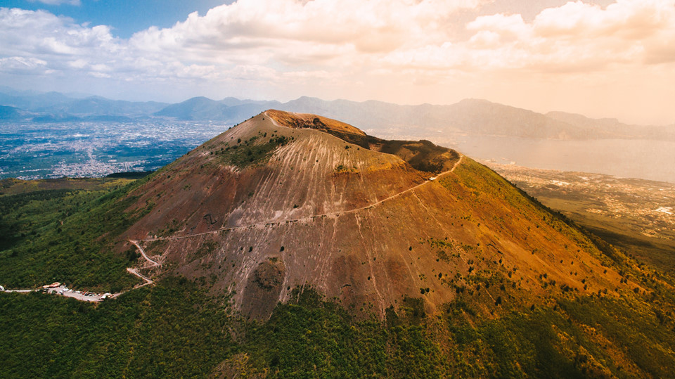 Vesuvius, Italy: Bức ảnh thơ mộng này là cảnh quan xung quanh núi lửa Vesuvius, vịnh Naples, Italy. Vesuvius là núi lửa duy nhất ở châu Âu nằm trên đất liền từng phun trào trong vòng hàng trăm năm qua. Hiện nay, danh thắng này trở nên nổi tiếng với khách du lịch. Các bãi đỗ xe và lối đi bộ được xây dựng xung quanh hình nón lên miệng núi lửa. Ảnh: Versta.