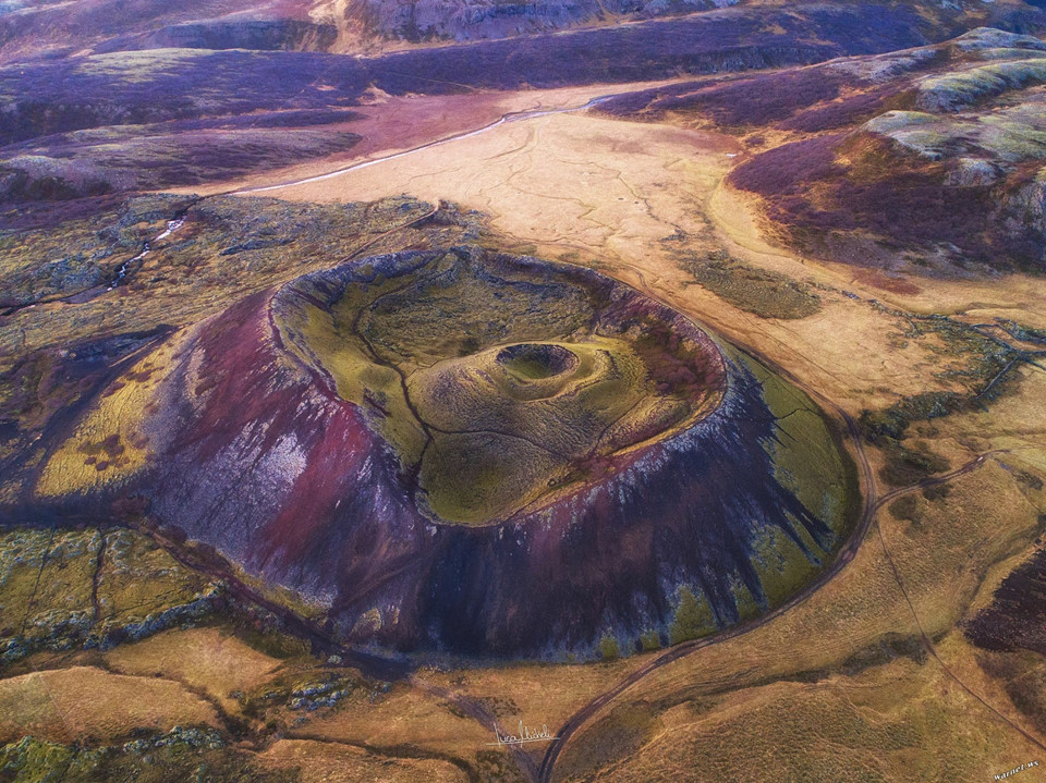 Grabrokarfell, Iceland: Trong chuyến du lịch vòng quanh Iceland, nhiếp ảnh gia Luca Micheli ghi lại khoảnh khắc tuyệt đẹp của núi lửa Grabrokarfell nhìn từ trên cao xuống. Miệng núi lửa phủ đầy cỏ kết hợp lớp đất đen sườn núi cùng cảnh quan xung quanh tạo nên bức tranh hài hòa sắc màu, hoang sơ và siêu thực. Ảnh: Luca Micheli.