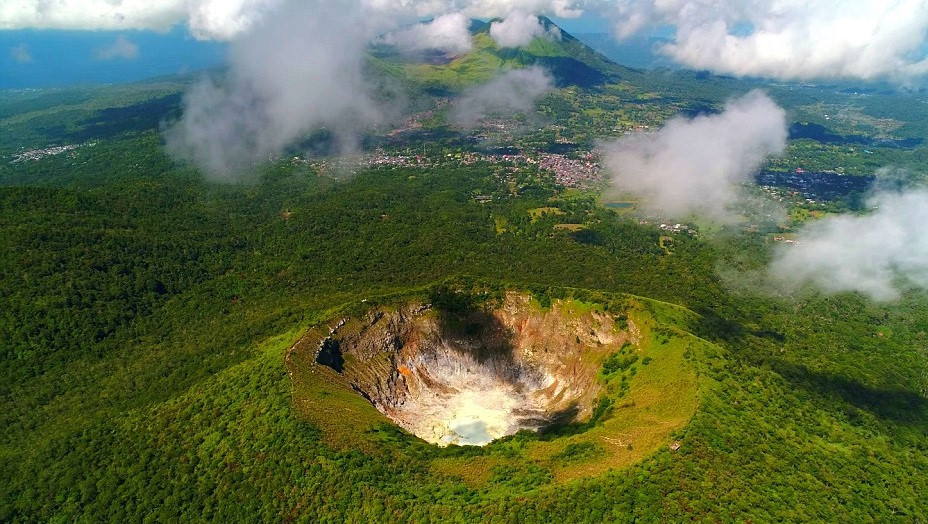Lokon, Indonesia: Là dãy núi lửa đang hoạt động nằm trên đảo Sulawesi, Indonesia, Lokon được bao phủ bởi rừng cây nhiệt đới xanh tốt, cách đó không xa là khu dân cư đông đúc, nhộn nhịp. Indonesia là một trong những quốc gia sở hữu cảnh quan núi lửa tuyệt nhất trên thế giới. Không chỉ vậy, số núi lửa đang hoạt động ở quốc gia vạn đảo cũng nhiều hơn bất kỳ quốc gia nào khác. Ảnh: Shutterstock.