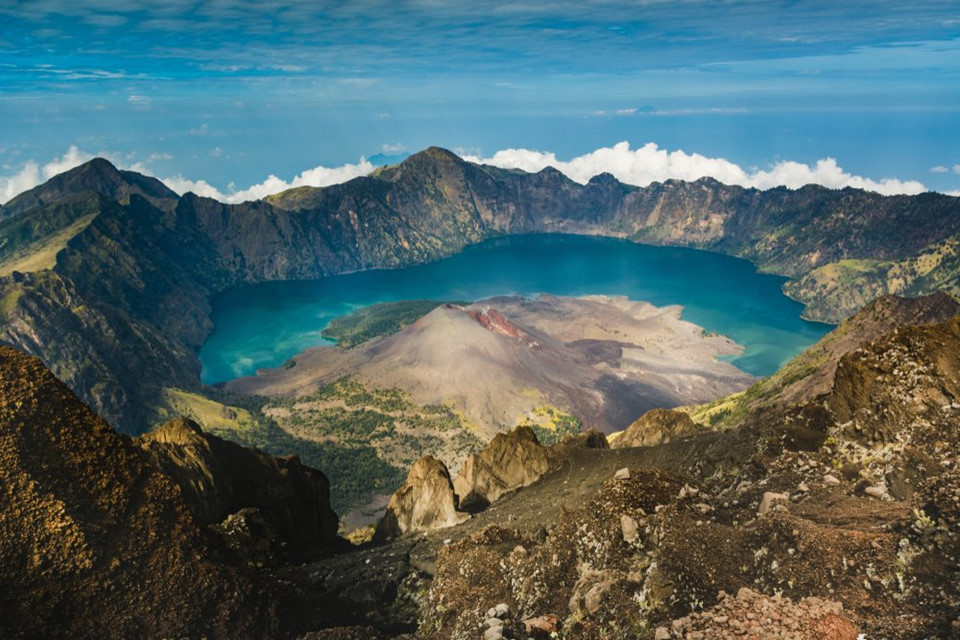 Rinjani, Indonesia: Rinjani cao 3.726 m so với mực nước biển, là một trong những núi lửa đang hoạt động cao nhất ở Indonesia. Bên trong lòng Rinjani là hồ nước xanh ngắt Segara Anak. Nơi đây là điểm đến hấp dẫn cho những người leo núi, du khách ưa mạo hiểm và các nhiếp ảnh gia chuyên nghiệp. Ảnh: Patrick Tr.