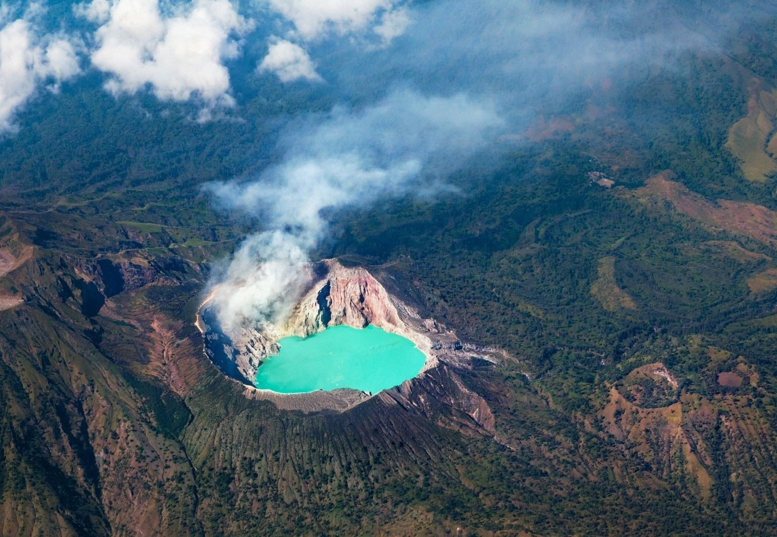 Ijen, Indonesia: Ijen là núi lửa đang hoạt động nổi tiếng ở Đông Java, Indonesia. Cao gần 2.800 m so với mặt nước biển, núi lửa Ijen có diện tích rộng lớn. Đặc biệt, hồ nước lưu huỳnh màu ngọc lam ở miệng núi lửa này có tính axit cao nhất thế giới. Sở hữu khung cảnh vừa nên thơ, vừa hùng vĩ nhưng Ijen cũng chứa nhiều bí ẩn với cả du khách và người dân bản địa. Ảnh: Shutterstock.