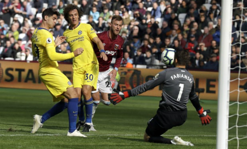 Pha dùng mặt cứu thua của thủ môn Fabianski trước tiền đạo Morata bên phía Chelsea. Ảnh: AP.