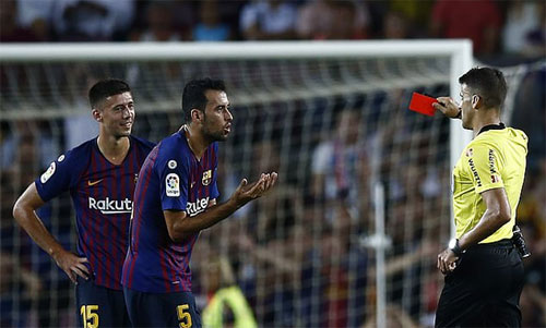 Lenglet (trái) nhận thẻ đỏ trong lần đầu đá chính cho Barca. Ảnh: Reuters.