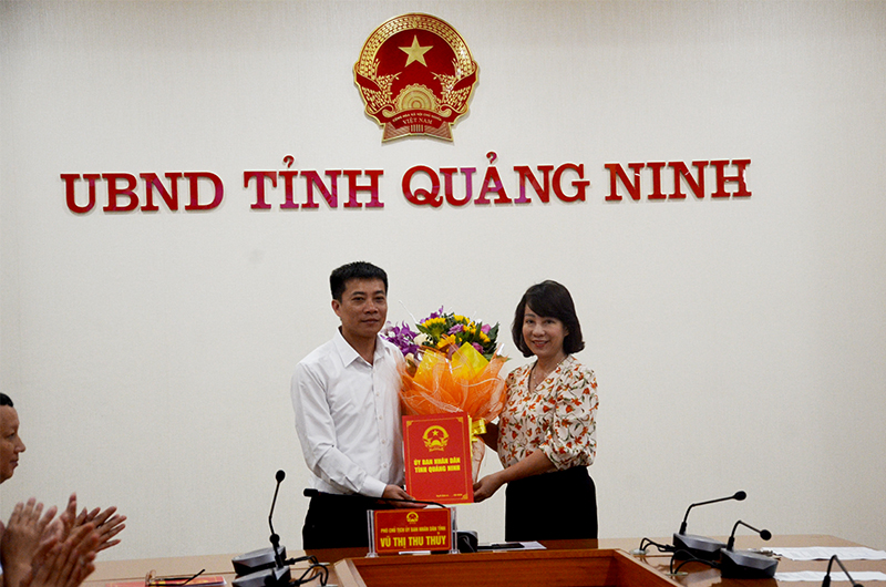 Đồng chí Vũ Thị Thu Thủy, Phó Chủ tịch UBND tỉnh trao Quyết định bổ nhiệm, giữ chức vụ có thời hạn đối với đồng chí Ngọc Thái Hoàng, Phó Trưởng Ban Dân tộc tỉnh.