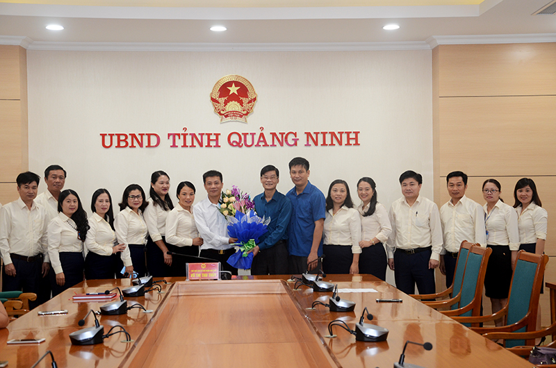 Ban Dân tộc tỉnh tặng hoa chúc mừng đồng chí Ngọc Thái Hoàng giữ chức vụ Phó Trưởng Ban Dân tộc tỉnh 
