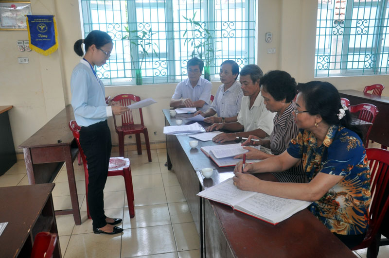 Cán bộ Văn phòng Đảng ủy phường Cậm Thịnh phổ biến, tuyên truyền các quy định về tinh giảm bộ máy, biên chế cho cán bộ, đảng viên Chi bộ khu phố trên địa bàn