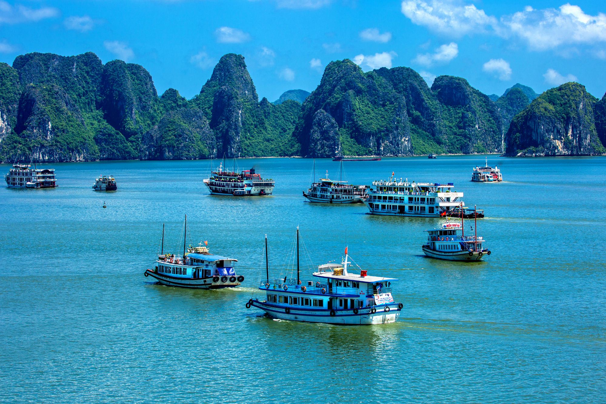 Nhộn nhịp Hạ Long